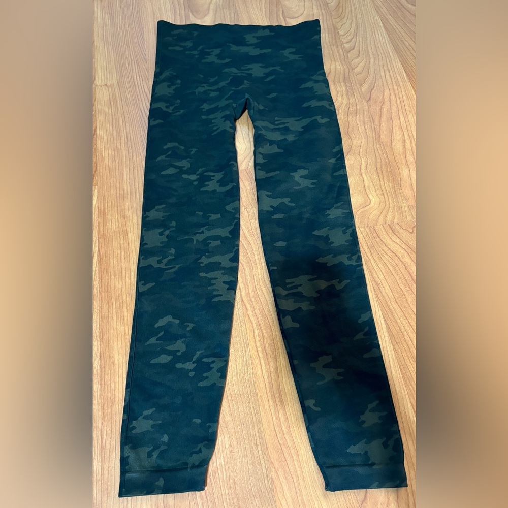 SPANX Look At Me Now Camo Green Leggings Large
